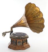 Trichtergrammophon, Victor His Master's Voice, um 1920/30, oktogonales, schnitzverziertes Holzgehäu