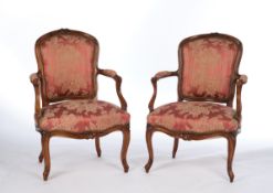 Paar Fauteuils, Louis XV, 18. Jh., Nussbaum geschnitzt, florales Dekor, Rosshaarbezüge mit floraler