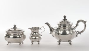 Teekanne, Sahnegießer, Zuckerdose, Silber 800, Koch & Bergfeld, gebauchte Gefäße von vertikalen Züg