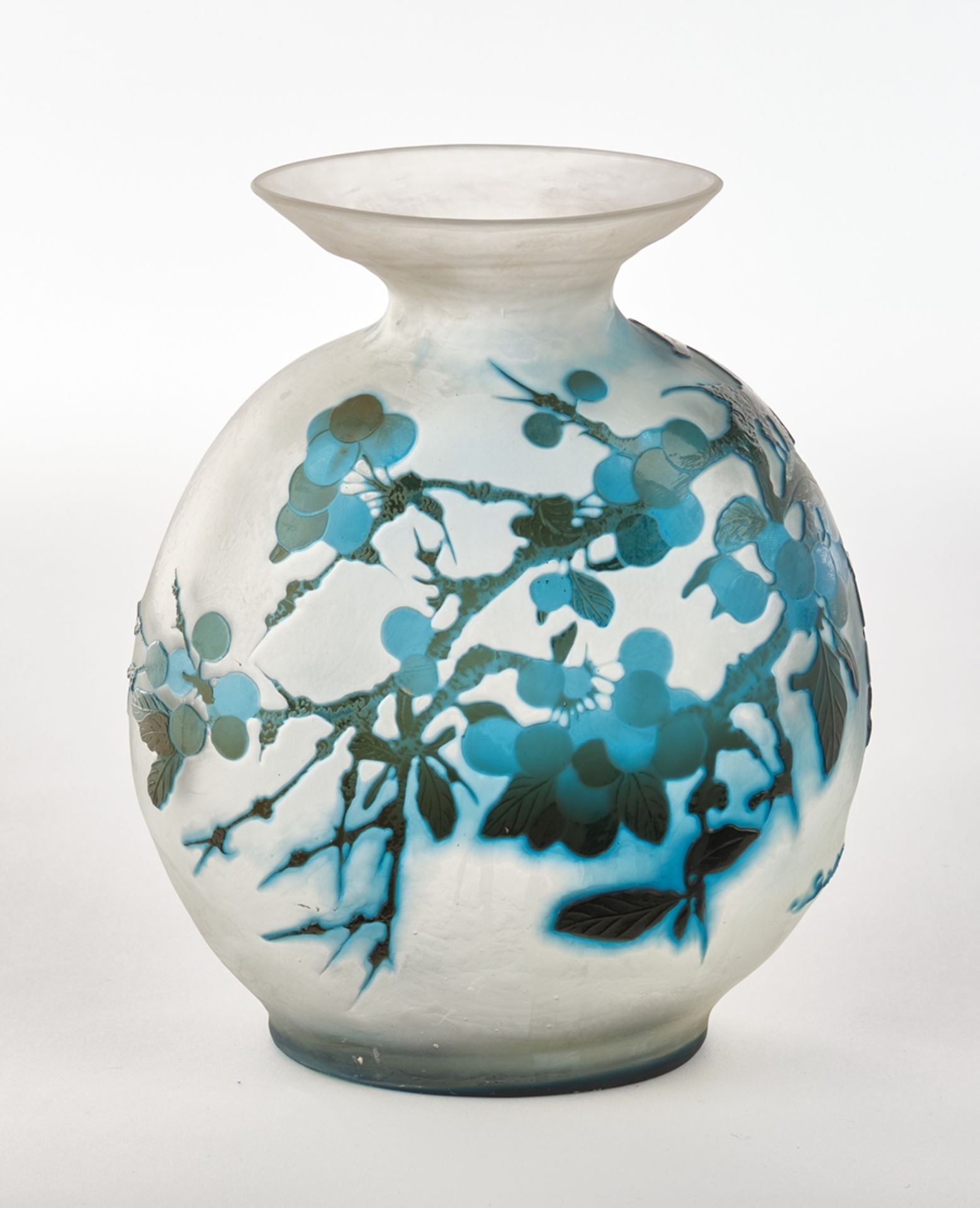 Vase, Emile Gallé, Nancy, um 1910, Glas, blauer Überfangdekor mit Schlehenzweigen, milchiger Fond m