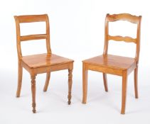 Paar Stühle, Spätbiedermeier, um 1840, trapezförmiger Sitz auf Säbel- und Balusterbeinen, Gebrauchs