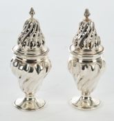 Paar Streuer, Silber 925, Balusterform mit gedrehten Zügen, 14 cm hoch, zus. ca. 182 g