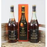 Zwei Flaschen "Cognac Meukow V.S.O.P."