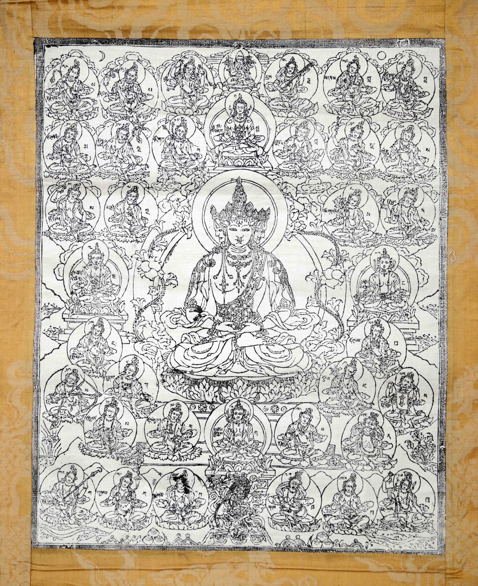 Eine Thangka, die Vairocana darstellt - Bild 2 aus 2