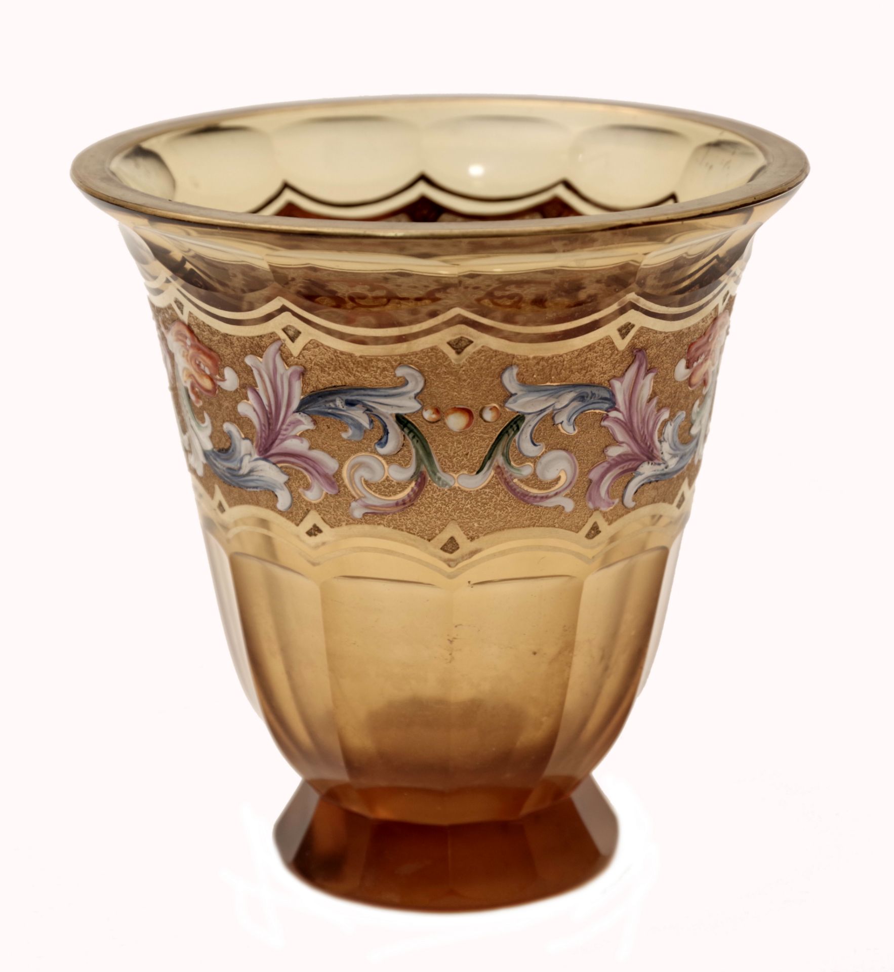 Eine seltene Vase mit oroplastischem Fries, Art Deco