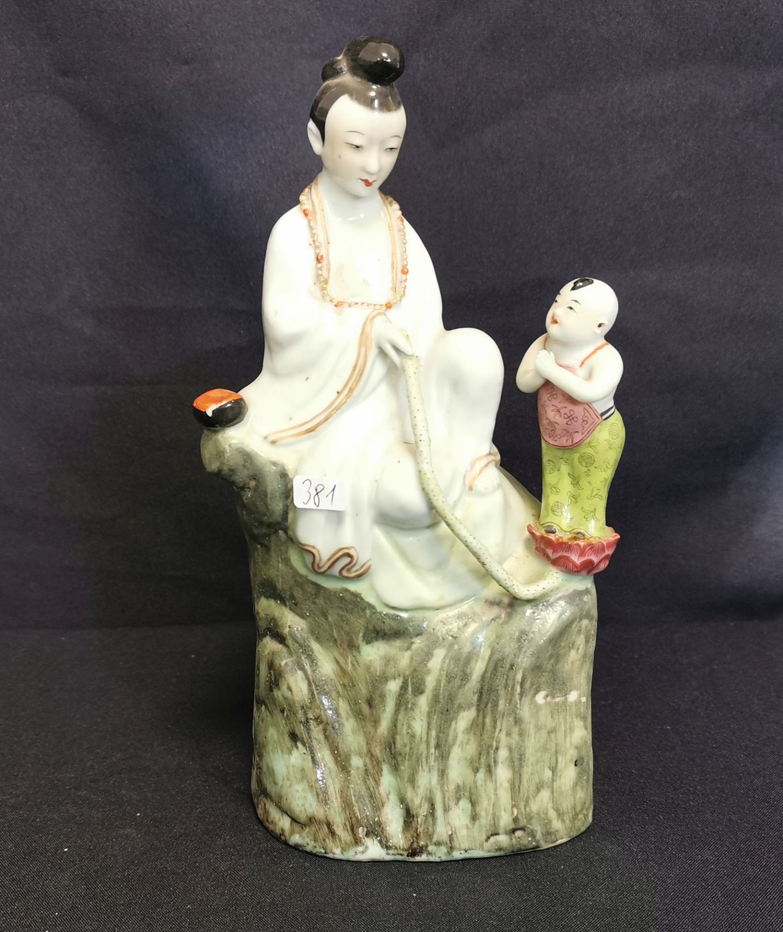 CHINESISCHE PORZELLANFIGUR "FRAU MIT KIND"