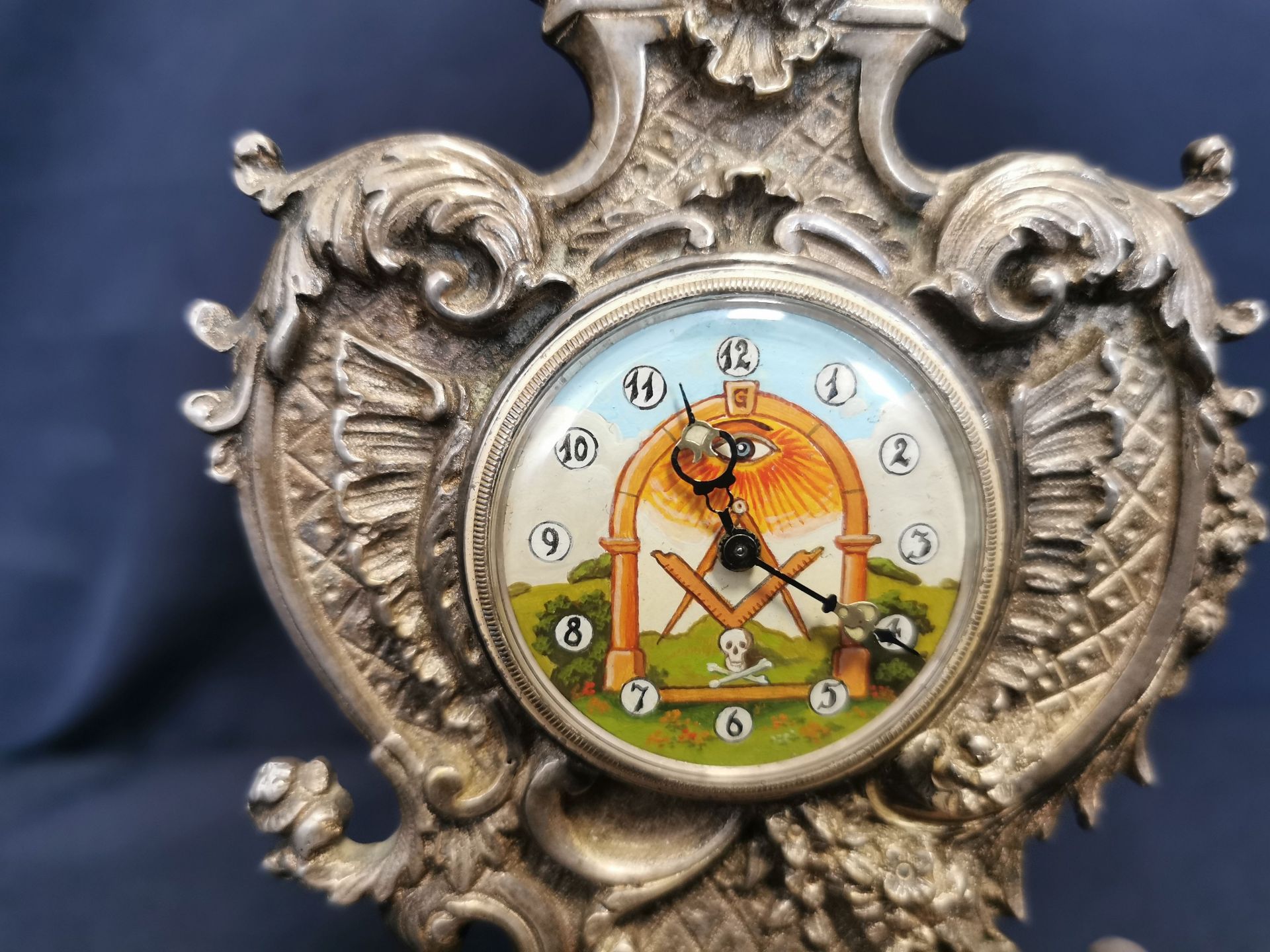 TABLE CLOCK WITH MASONIC SYMBOLISM / MASONIC CLOCK.  - Image 2 of 5