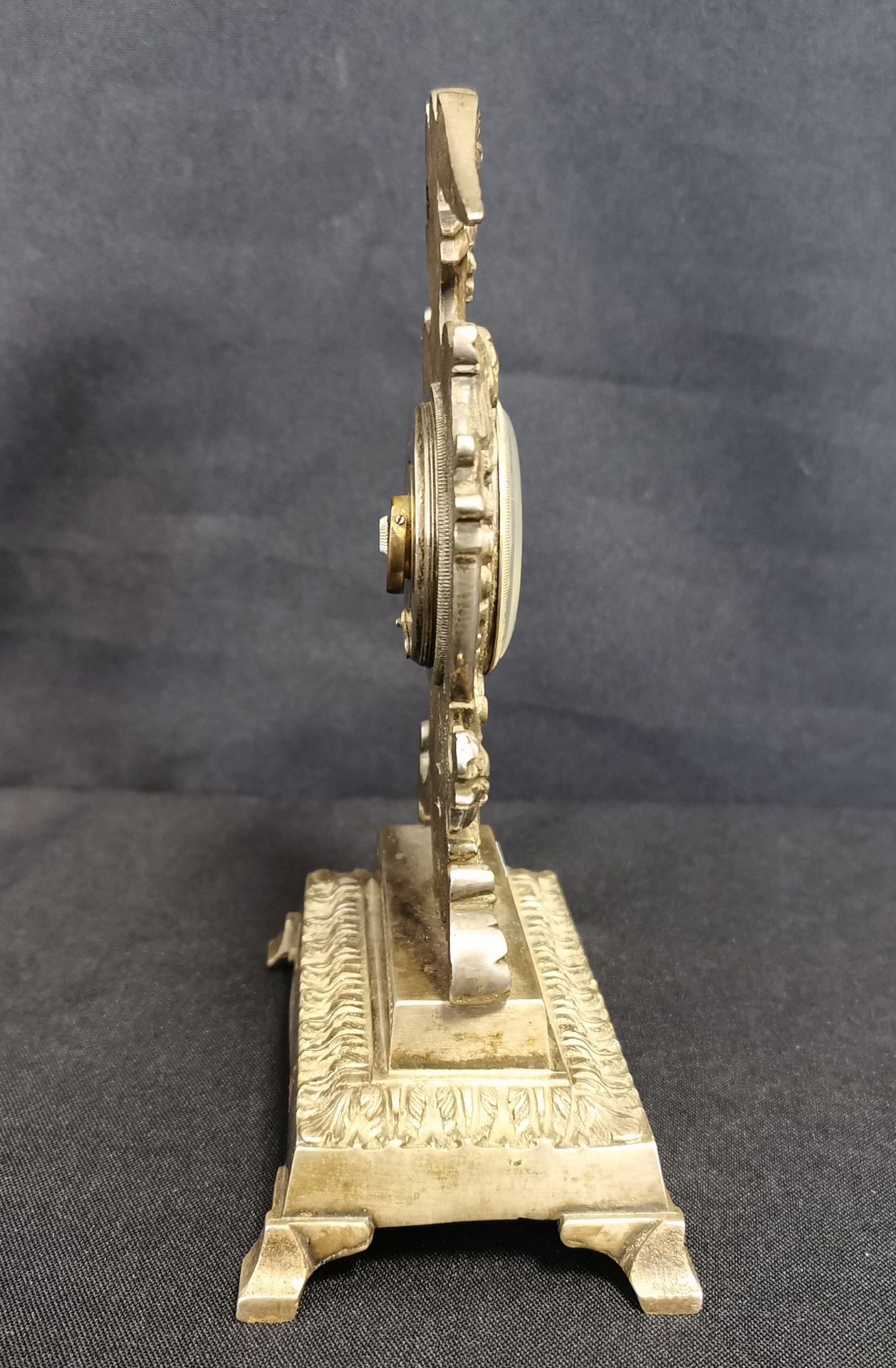 TABLE CLOCK WITH MASONIC SYMBOLISM / MASONIC CLOCK.  - Image 3 of 5