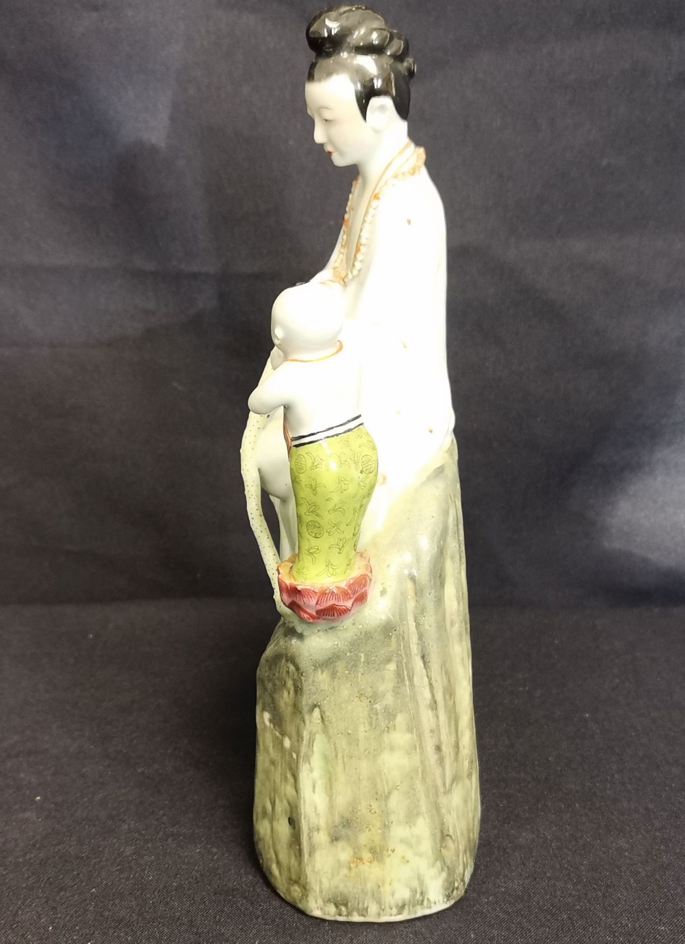 CHINESISCHE PORZELLANFIGUR "FRAU MIT KIND" - Bild 2 aus 5