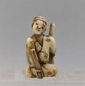 NETSUKE: SITZENDER MANN