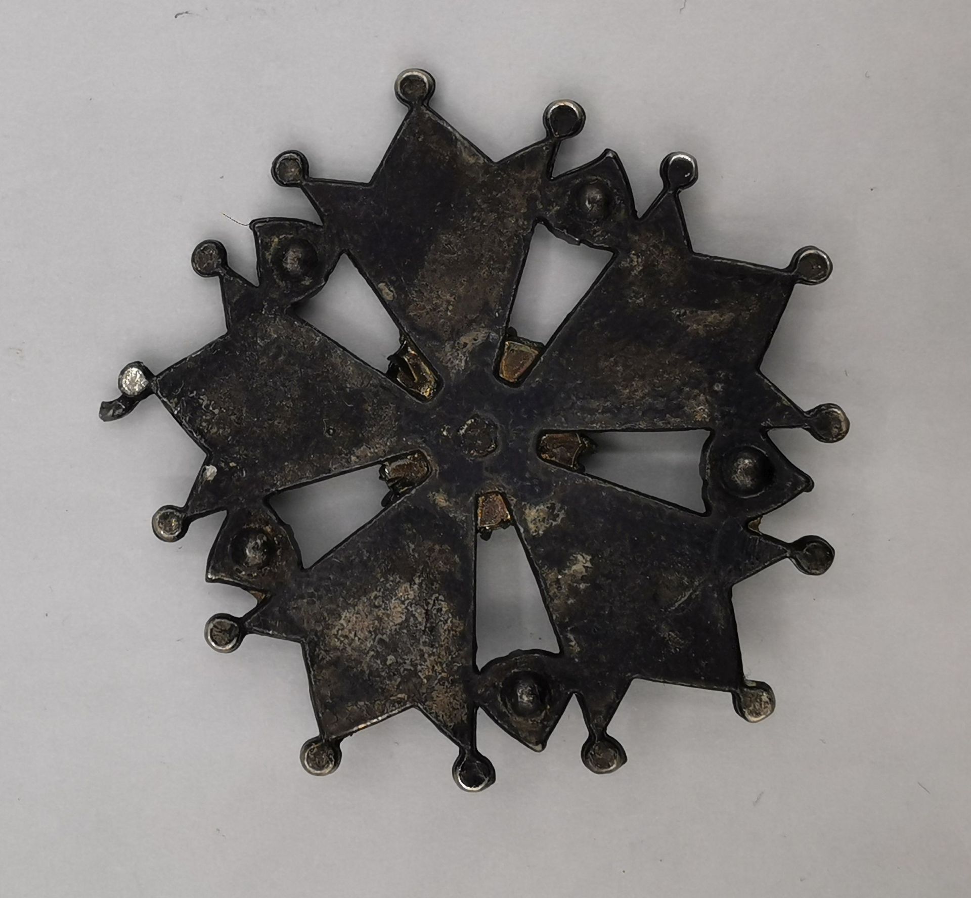 MEDAL / BADGE OF HONOUR - STAR-SHAPED MEDAL WITH STONE TRIM - Image 3 of 3