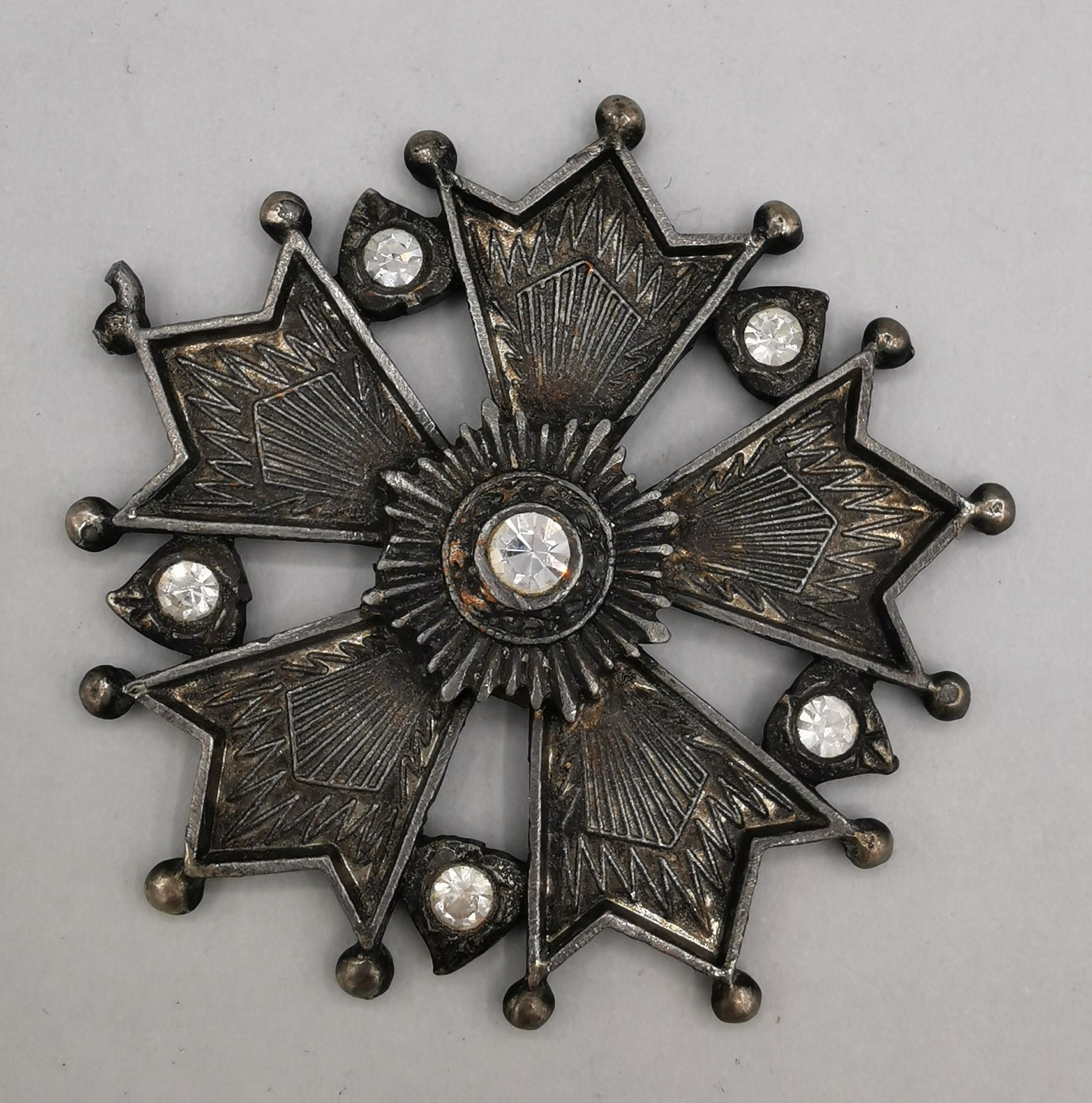 MEDAL / BADGE OF HONOUR - STAR-SHAPED MEDAL WITH STONE TRIM - Image 2 of 3