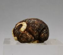 NETSUKE: LIEGENDER BÜFFEL