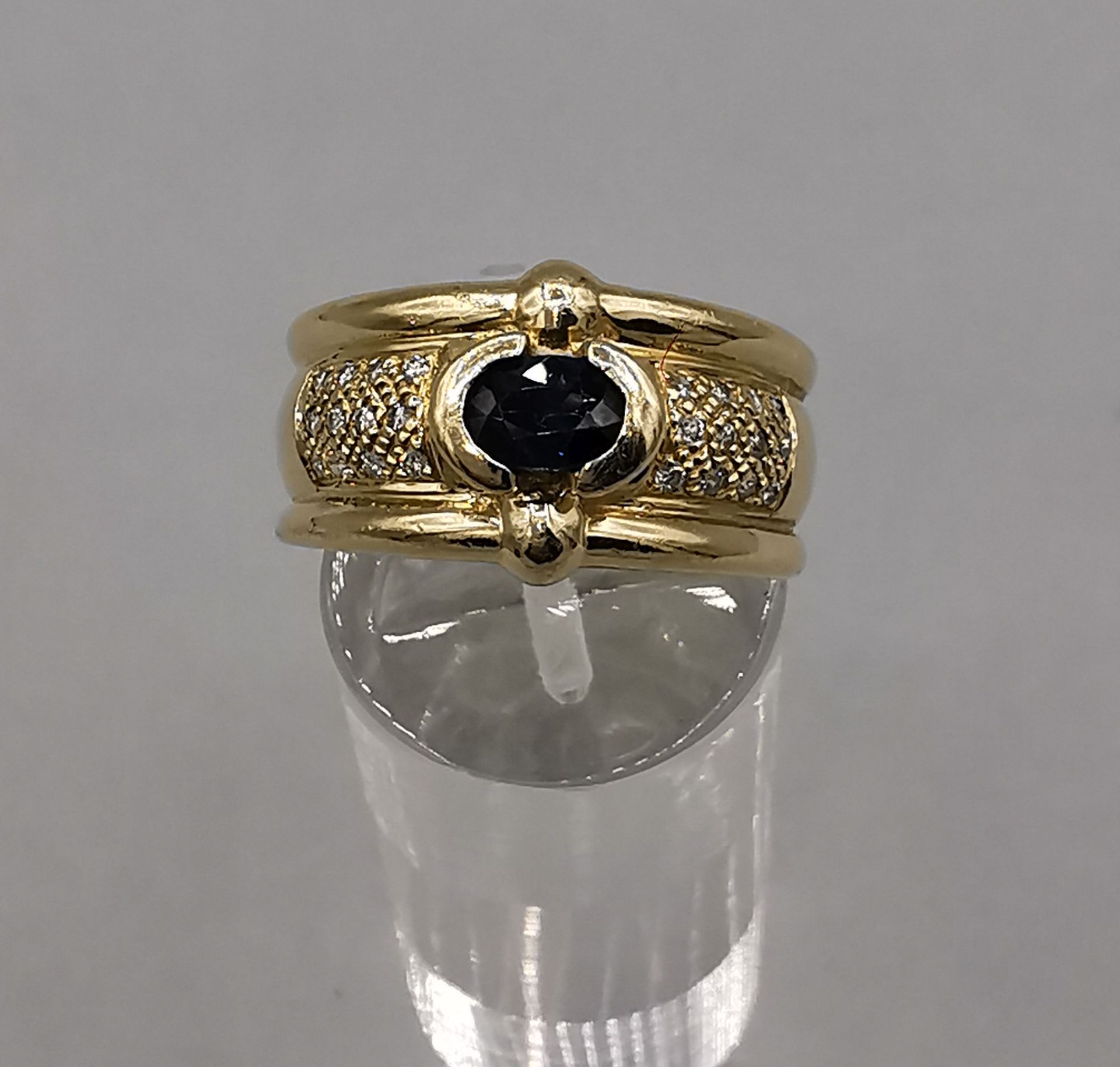 RING WITH SAPPHIRE AND DIAMONDS