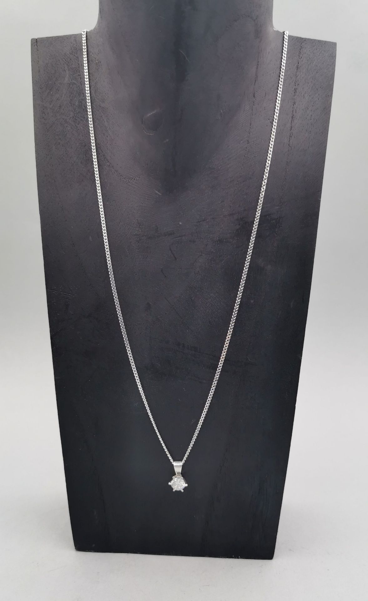 SOLITARY- PENDANT ON A CHAIN