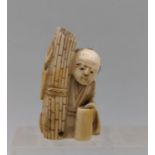 NETSUKE: BAUER MIT BAMBUS