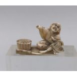 NETSUKE / OKIMONO: SITZENDER MANN