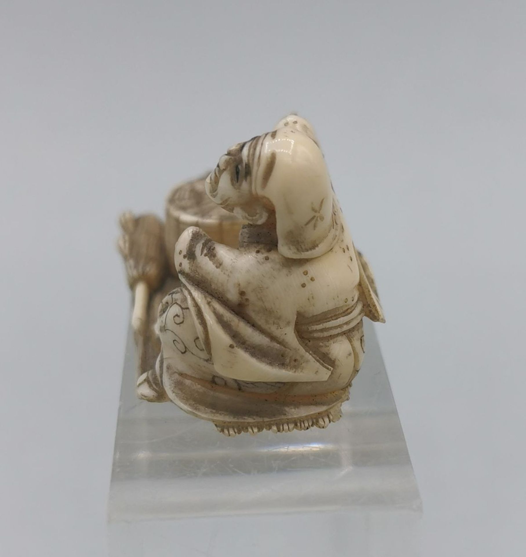 NETSUKE / OKIMONO: SITZENDER MANN - Bild 2 aus 6