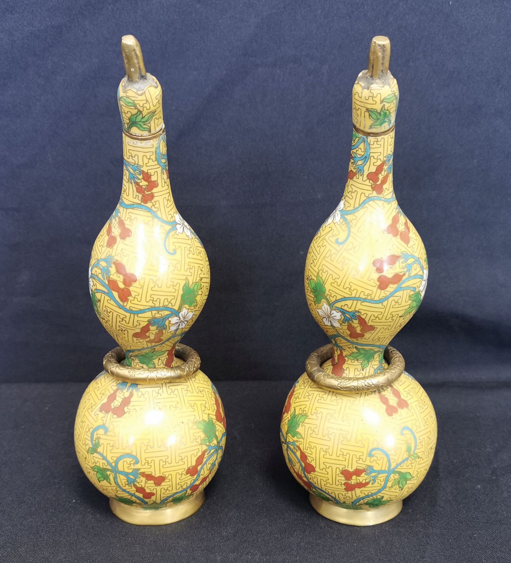 2 CLOISONNE VASES IN THE SHAPE OF A BOTTLE GOURD - Image 3 of 4