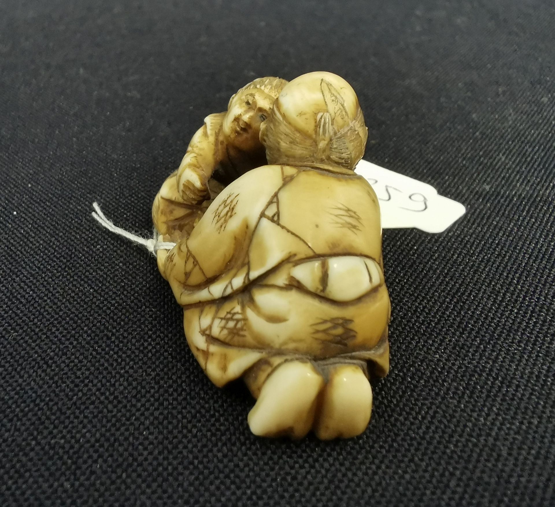 FINE NETSUKE: MAN WITH CHILD - Image 4 of 6