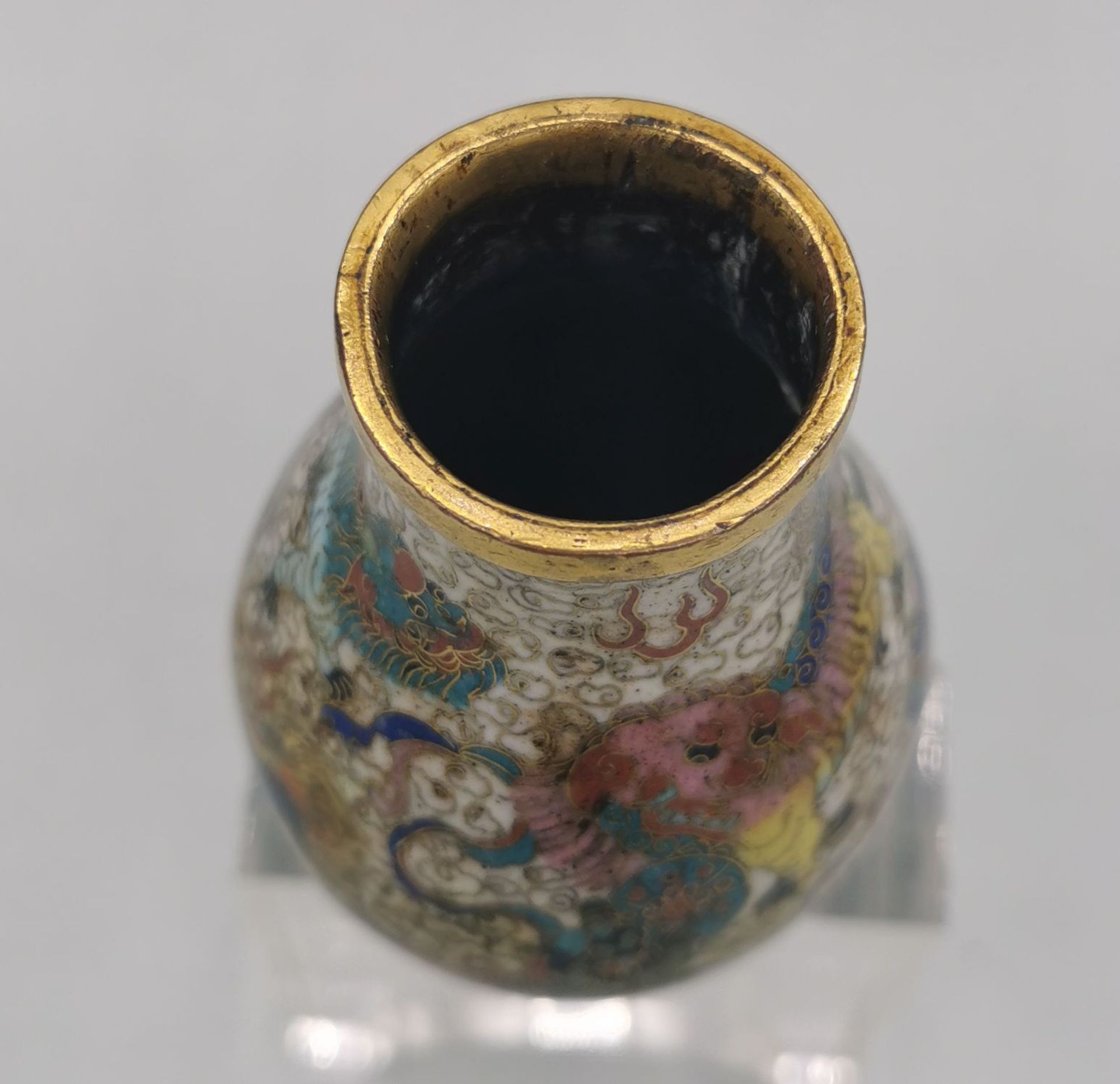 KLEINE CLOISONNE-VASE MIT FEINEM DRACHENDEKOR - Bild 9 aus 11