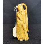 NETSUKE: STEHENDER MANN MIT STAB