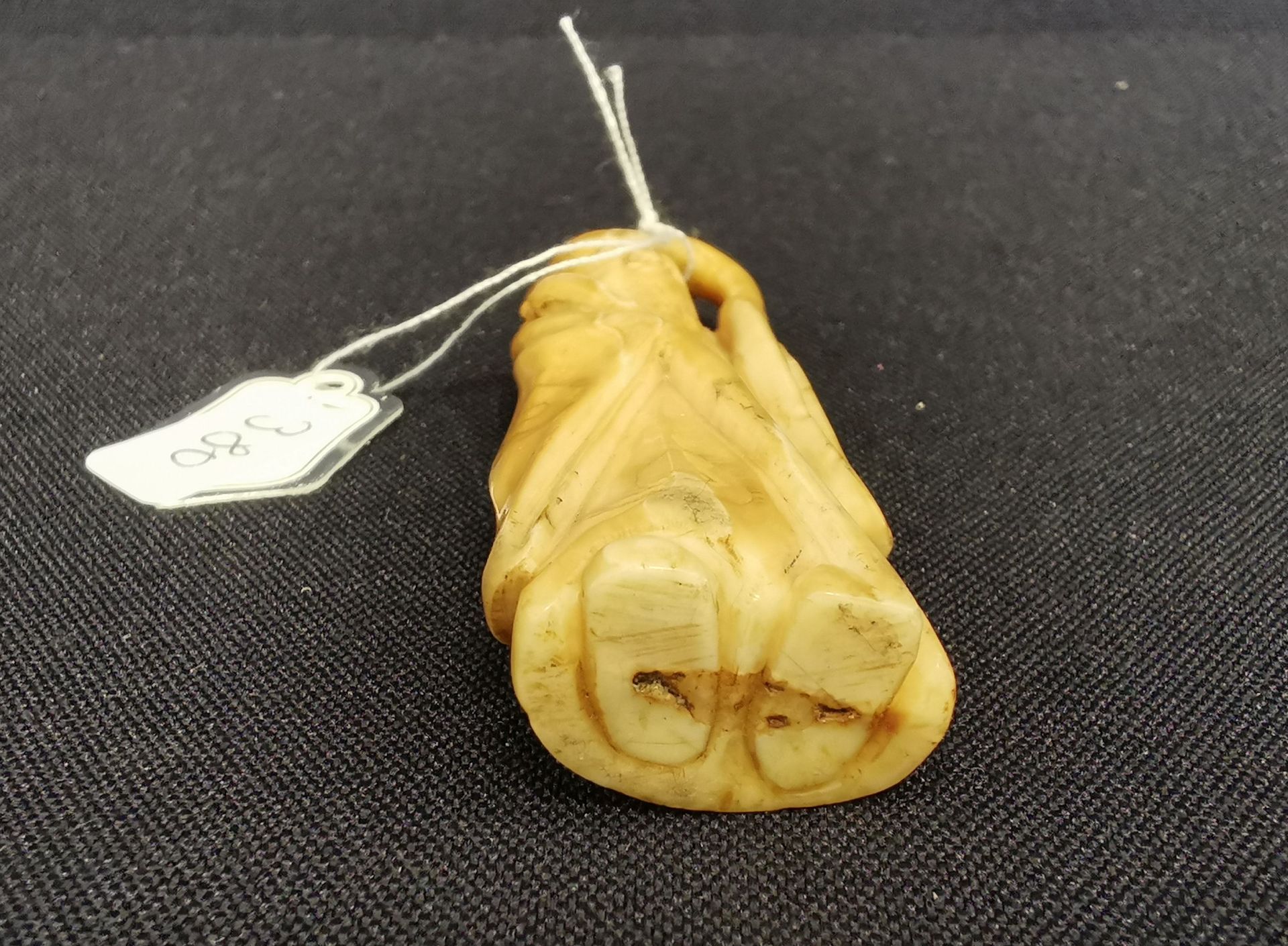 NETSUKE: STEHENDER MANN MIT STAB - Bild 5 aus 5