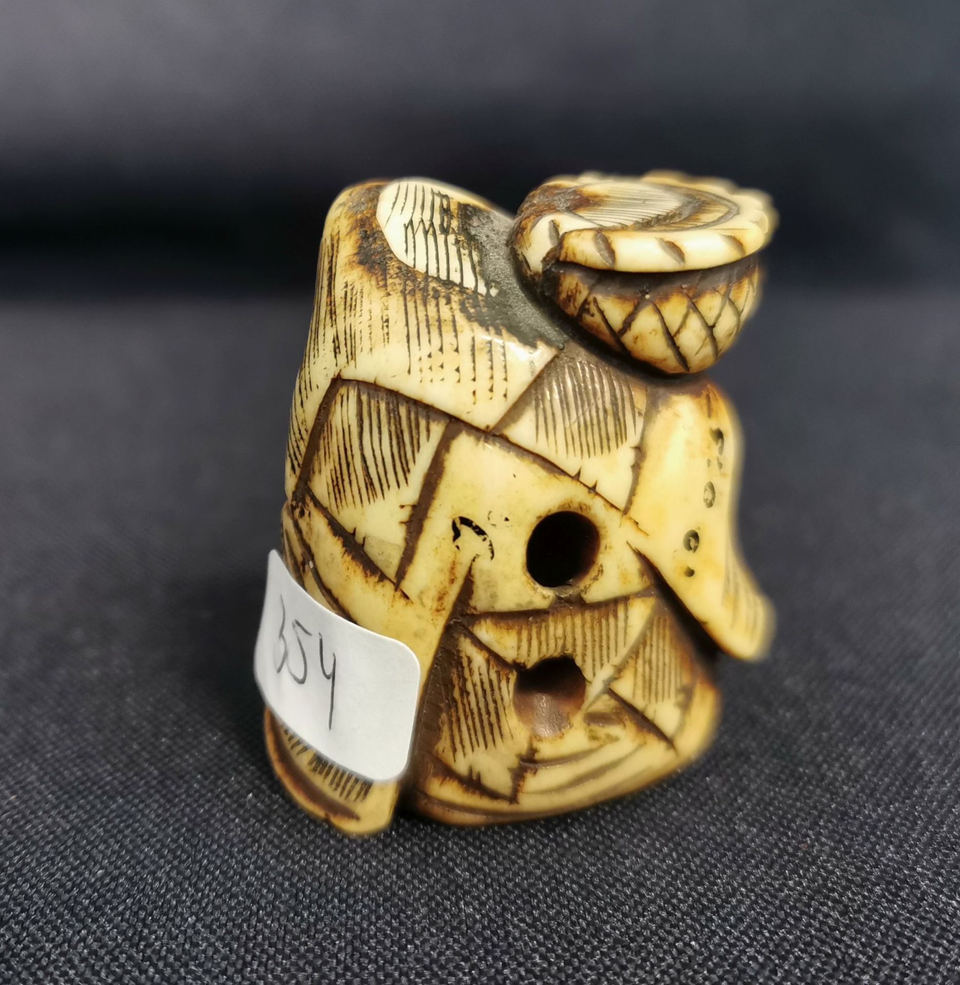 NETSUKE: MANN MIT KORB - Bild 2 aus 3