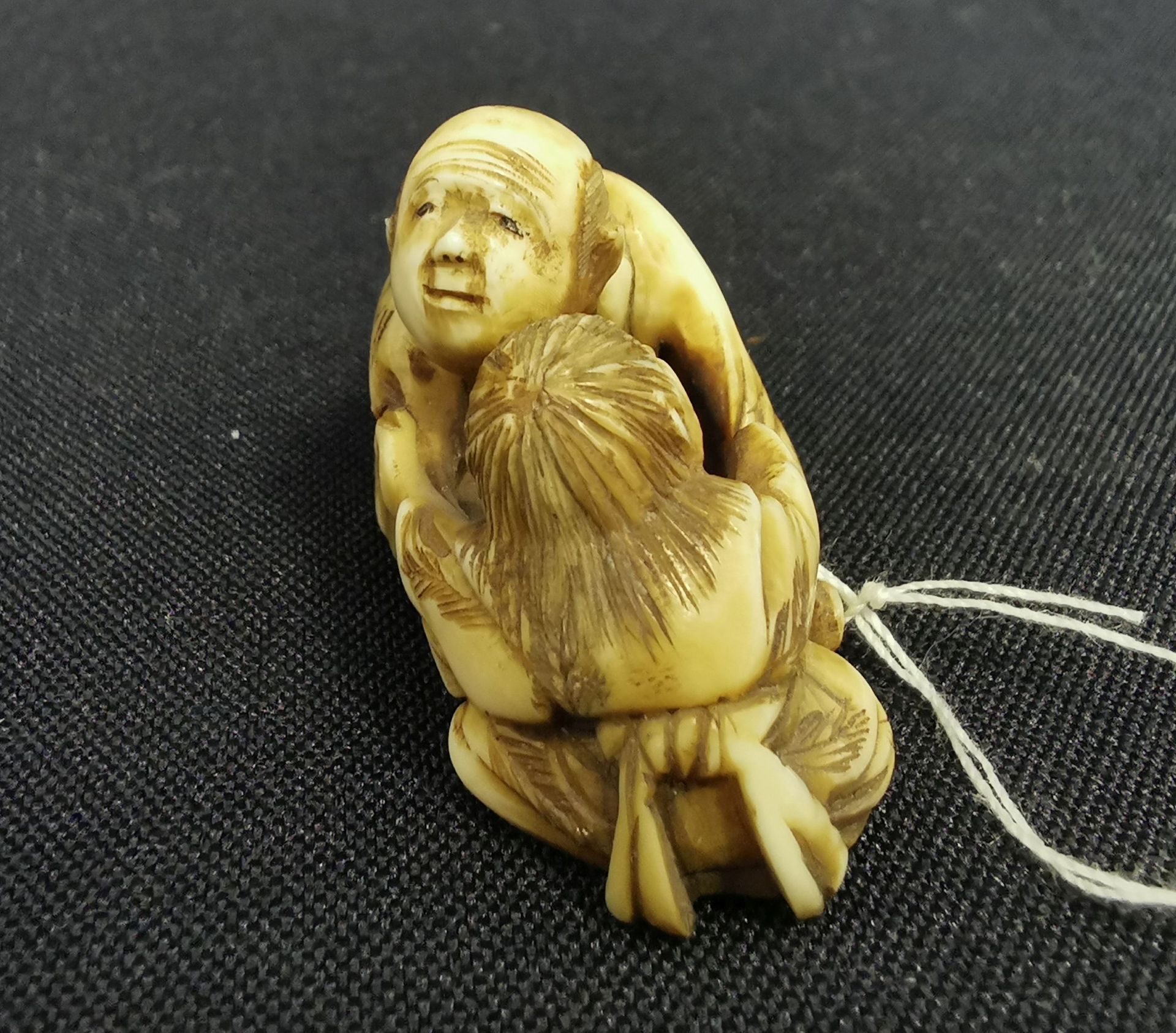 FINE NETSUKE: MAN WITH CHILD - Image 2 of 6