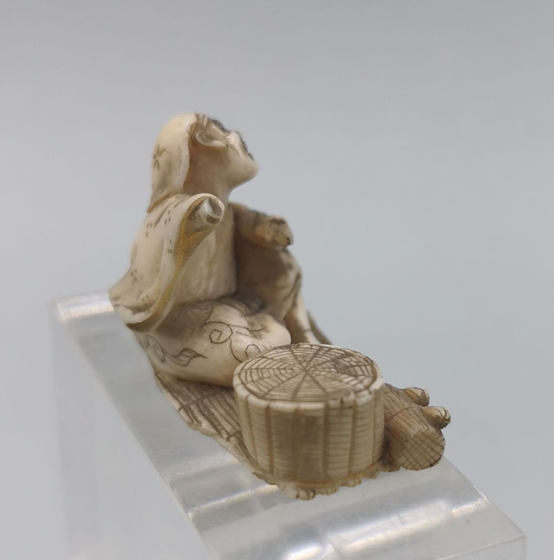 NETSUKE / OKIMONO: SITZENDER MANN - Bild 4 aus 6