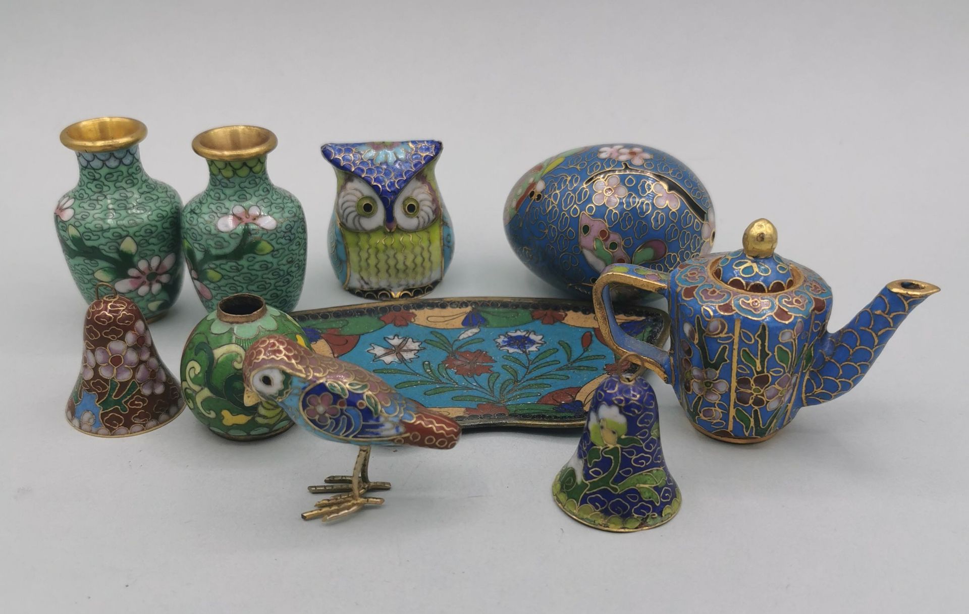 10 MINIATUR CLOISONNE-OBJEKTE