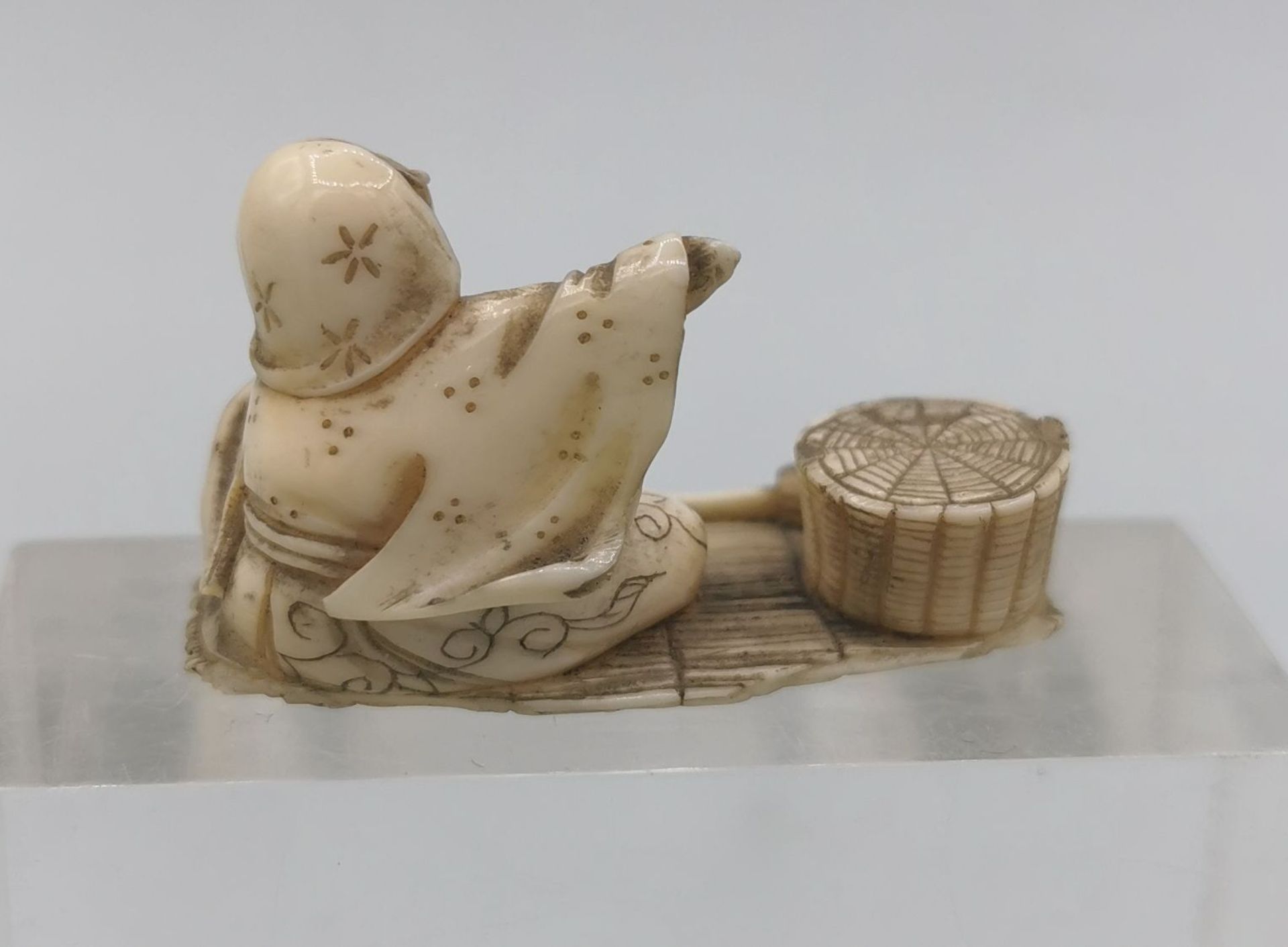 NETSUKE / OKIMONO: SITZENDER MANN - Bild 3 aus 6