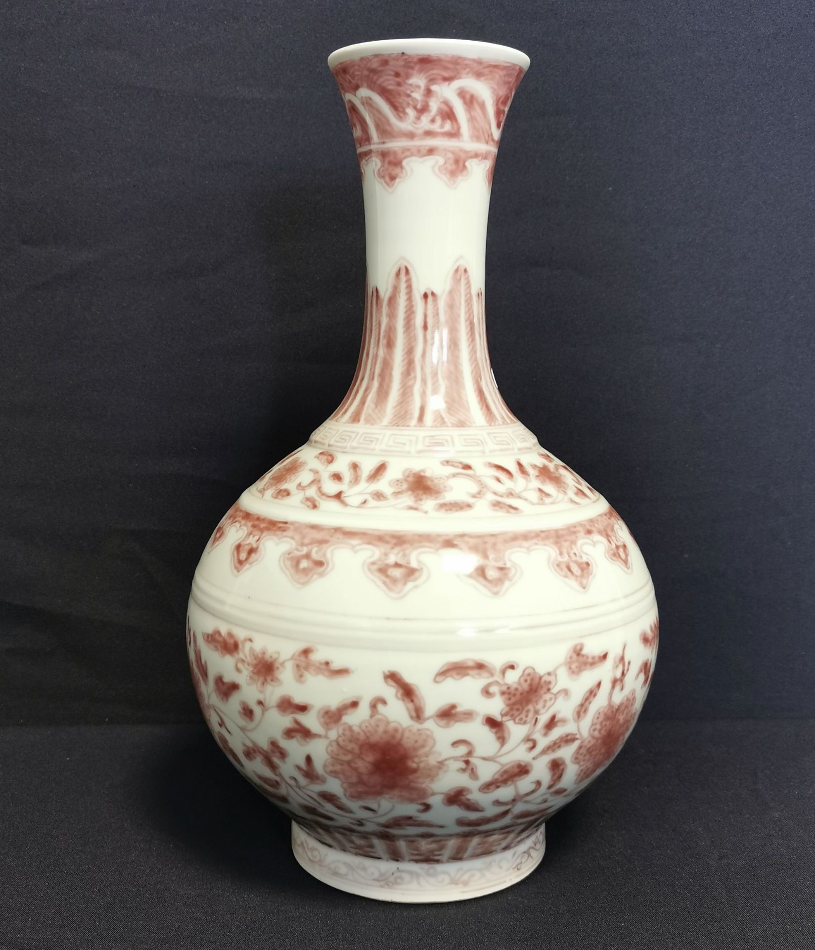 VASE WITH RED PAINTING - Image 4 of 4