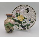 CLOISONNE-TELLER UND CLOISONNE-VASE