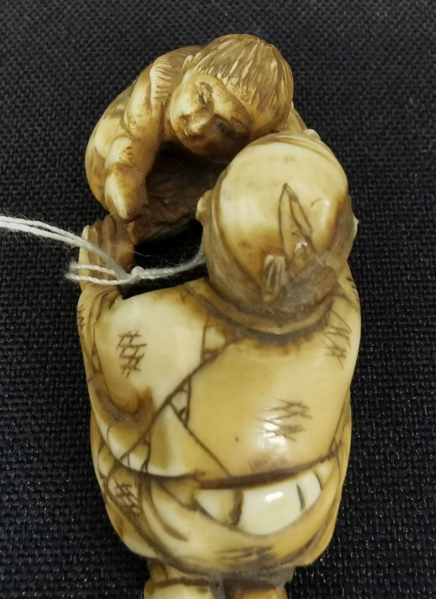 FINE NETSUKE: MAN WITH CHILD - Image 6 of 6