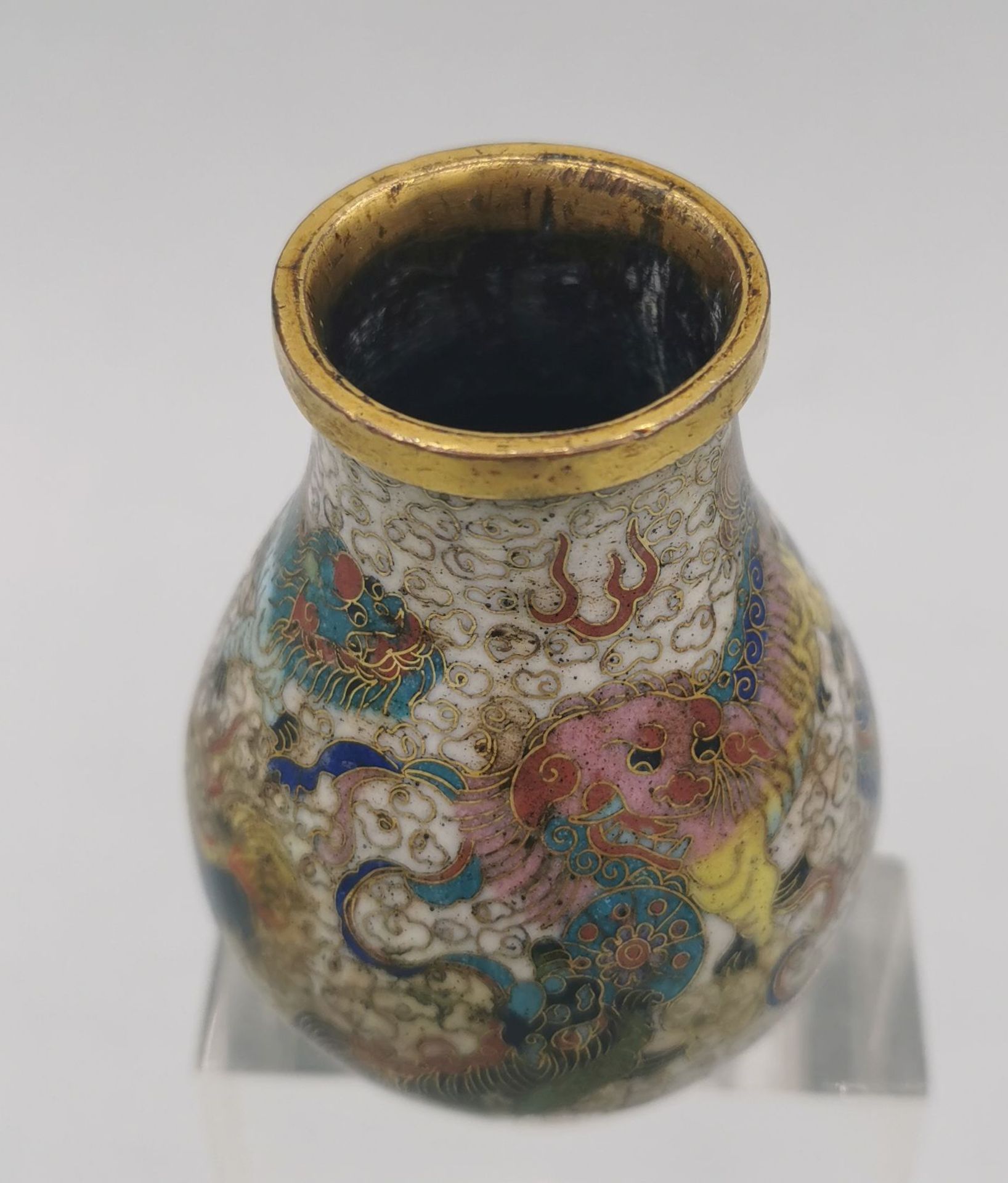 KLEINE CLOISONNE-VASE MIT FEINEM DRACHENDEKOR - Bild 8 aus 11