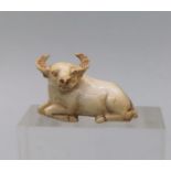 NETSUKE / OKIMONO : LIEGENDER BÜFFEL