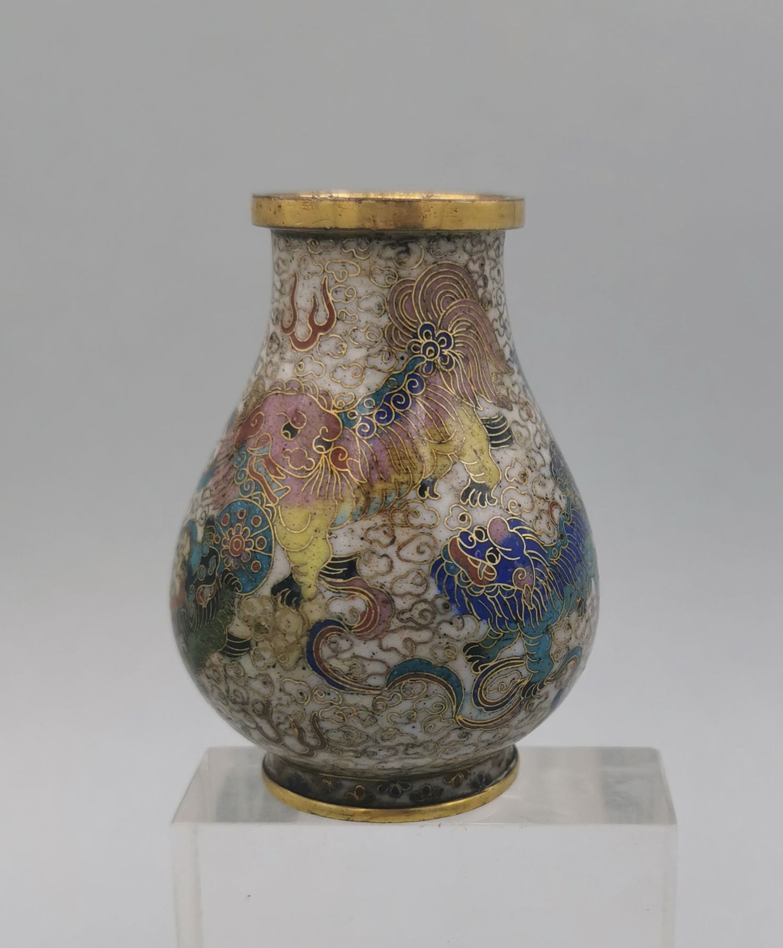 KLEINE CLOISONNE-VASE MIT FEINEM DRACHENDEKOR