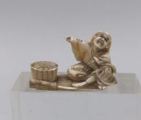 NETSUKE / OKIMONO: SITZENDER MANN