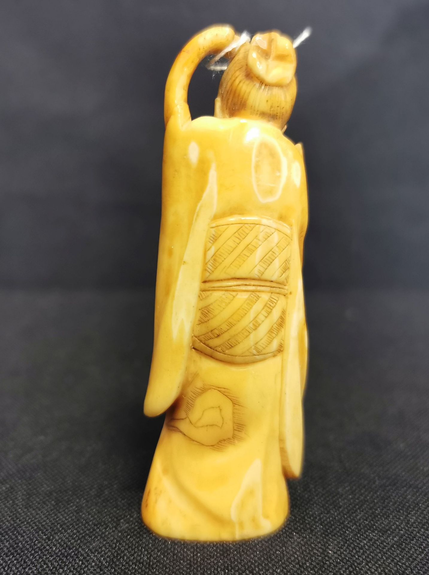 NETSUKE: STEHENDER MANN MIT STAB - Bild 3 aus 5