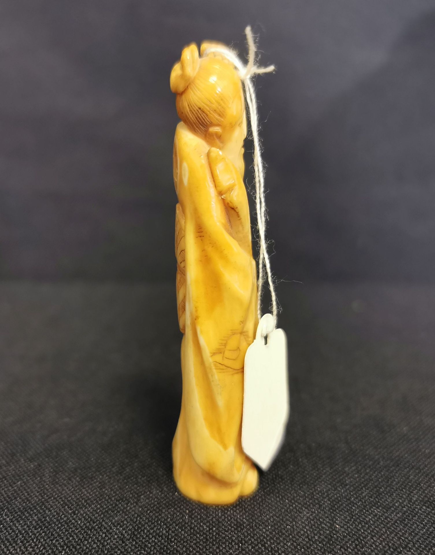 NETSUKE: STEHENDER MANN MIT STAB - Bild 2 aus 5