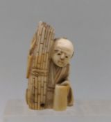 NETSUKE: BAUER MIT BAMBUS