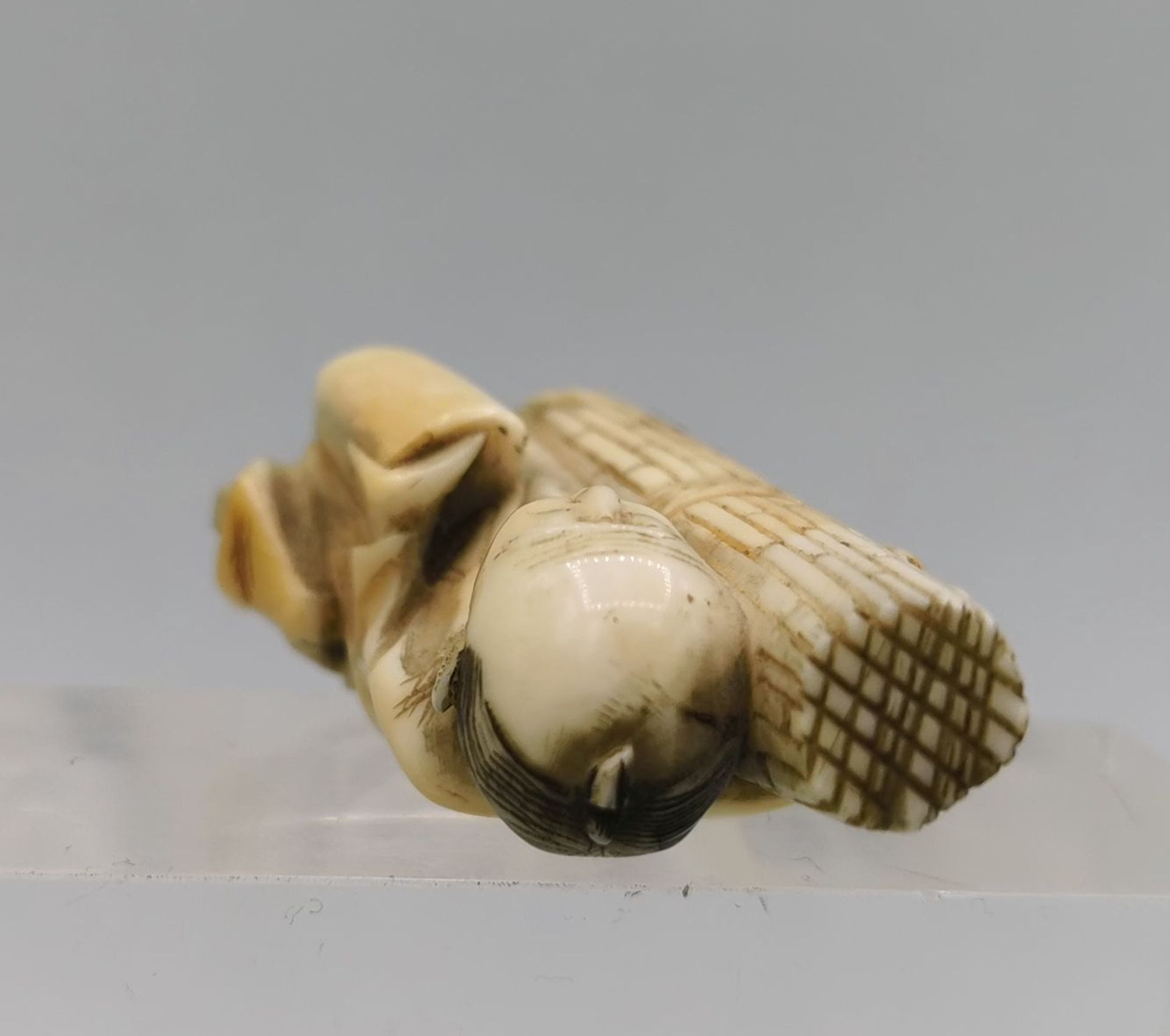 NETSUKE: BAUER MIT BAMBUS - Bild 6 aus 6