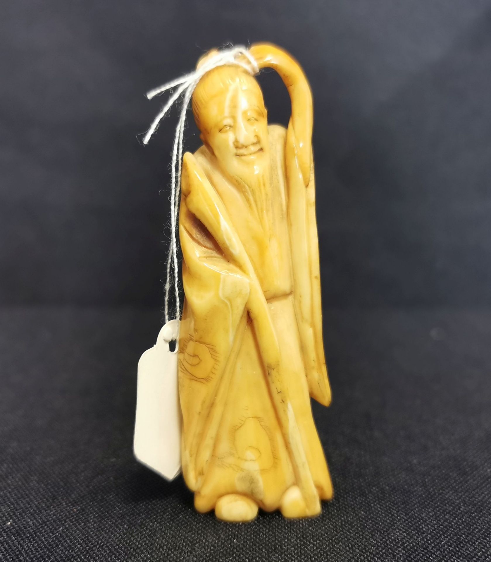 NETSUKE: STEHENDER MANN MIT STAB