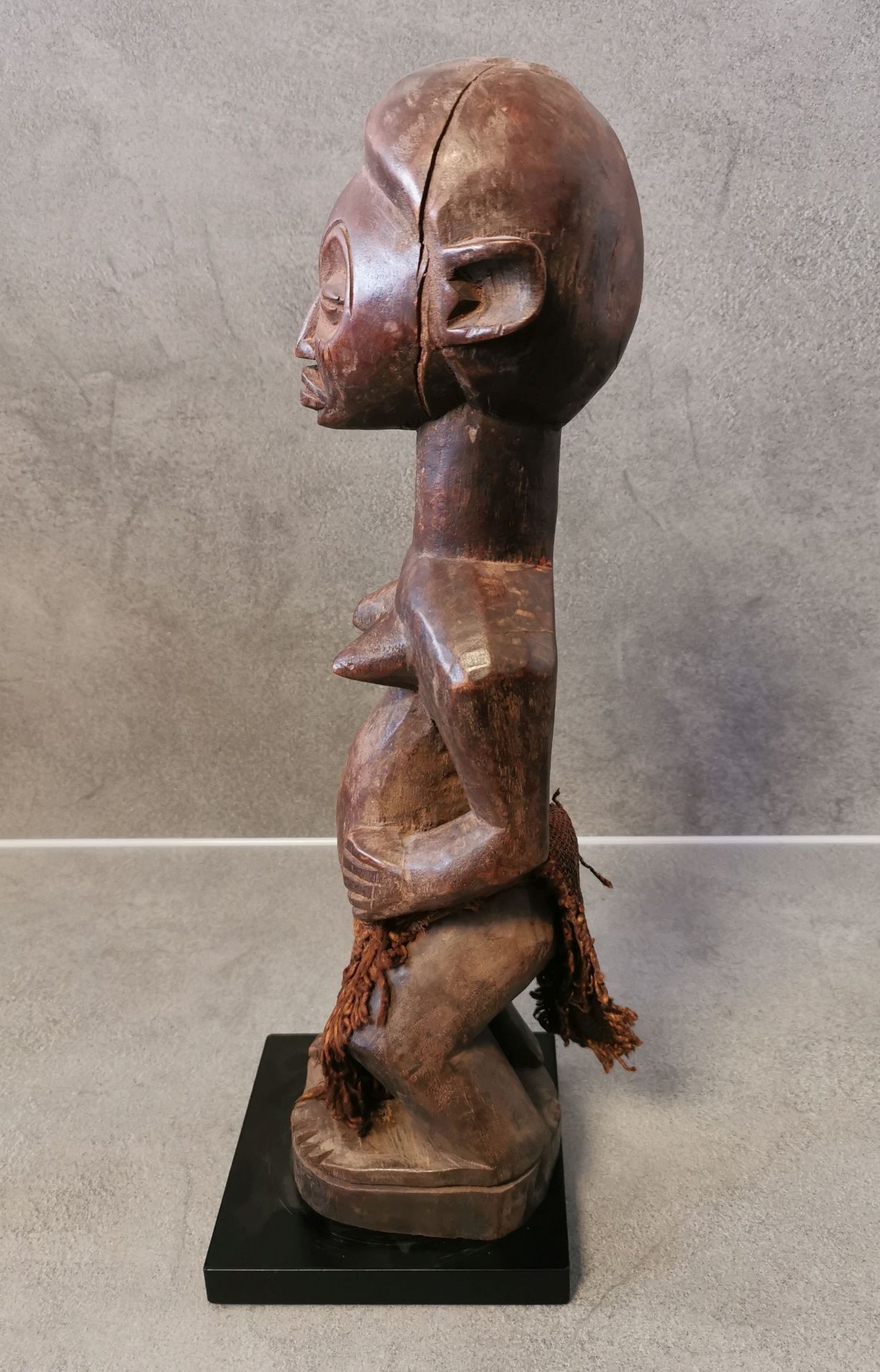 AFRICAN SCULPTURE: "Standing female nude with loincloths / ancestor figure", wood, carved and - Image 4 of 4