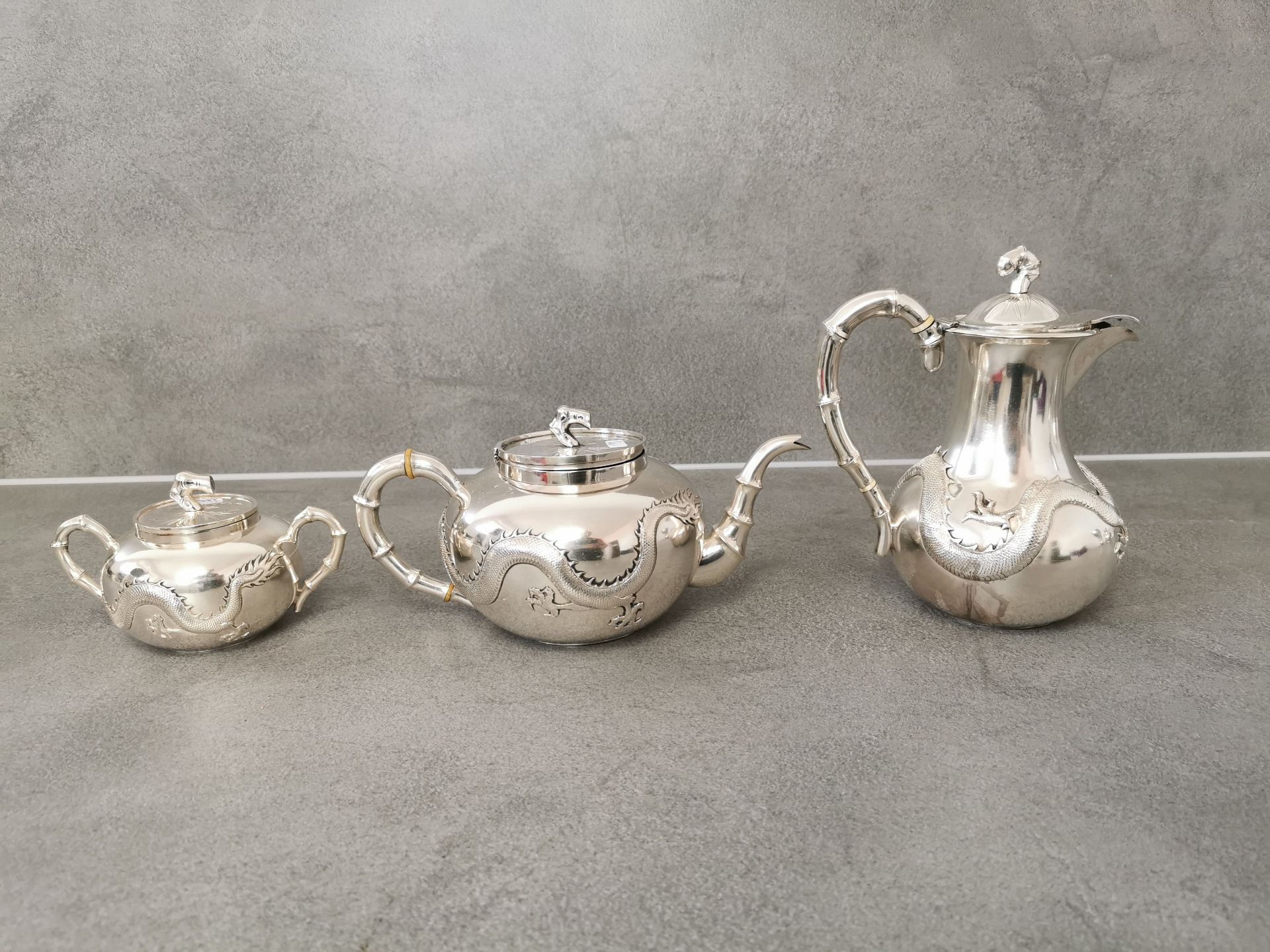 CHINESE EXPORT PORCELAIN: TEAPOT, COFFEE POT AND SUGAR POT - Image 5 of 6