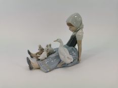 PORZELLAN-FIGUR "MÄDCHEN MIT ENTEN"