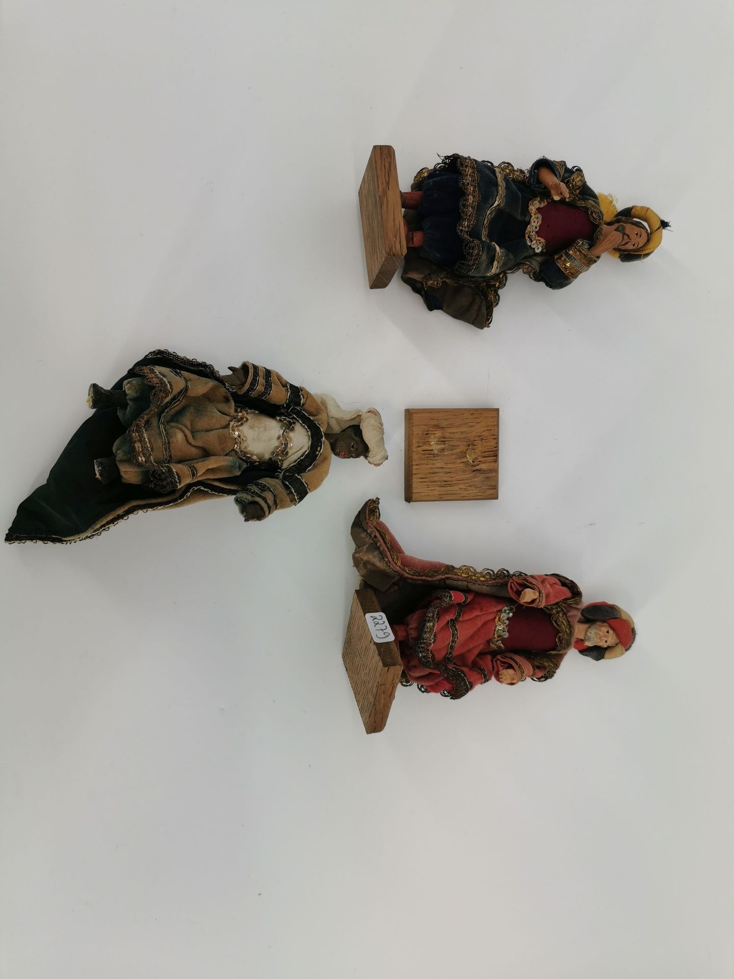 FIGURES OF THE HOLY THREE KINGS IN THE STYLE OF NEAPOLITAN NATIVITY FIGURES - Image 4 of 4