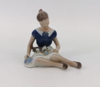 FIGUR "MÄDCHEN MIT KLEINER KATZE"