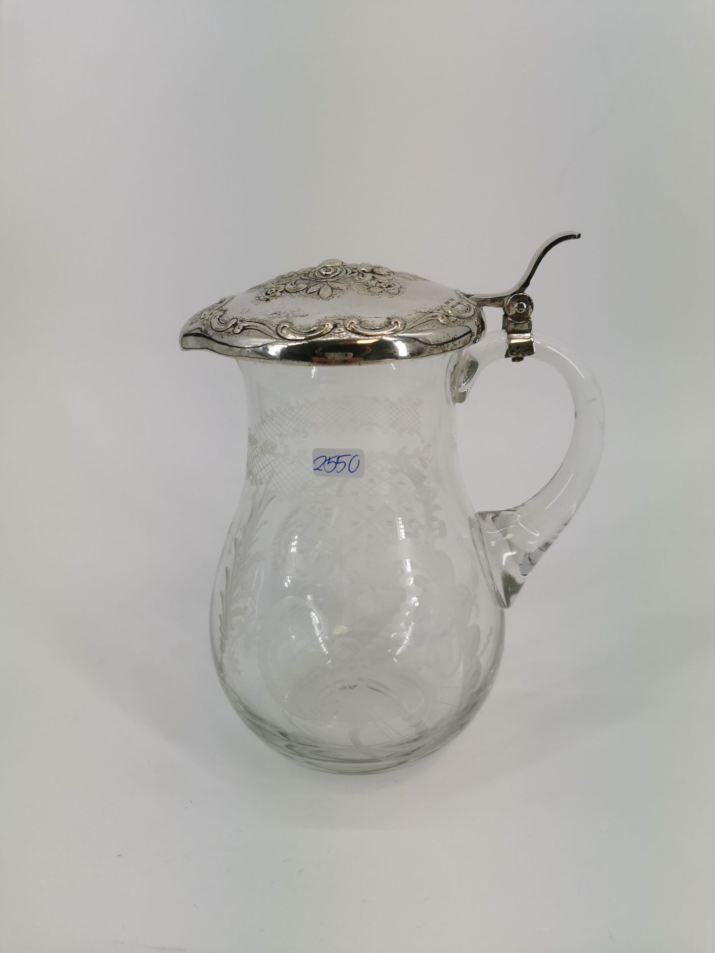 CARAFE WITH SILVER LID